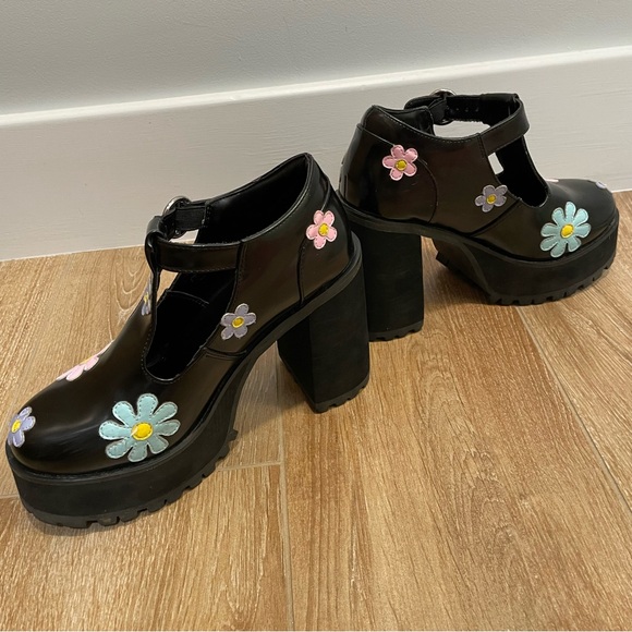 DELIA*S FLOWER POWER PLATFORM MARY JANES - Picture 7 of 16